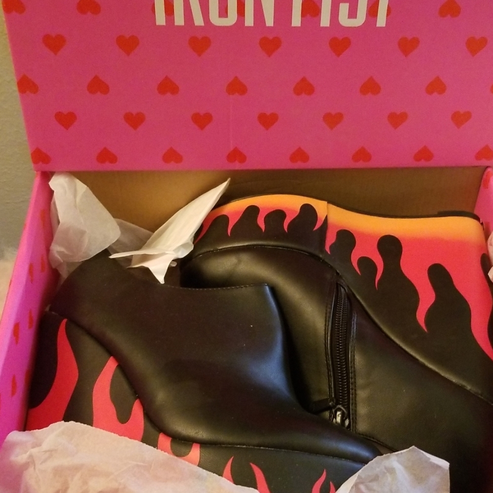 NWB Fire sign wedges